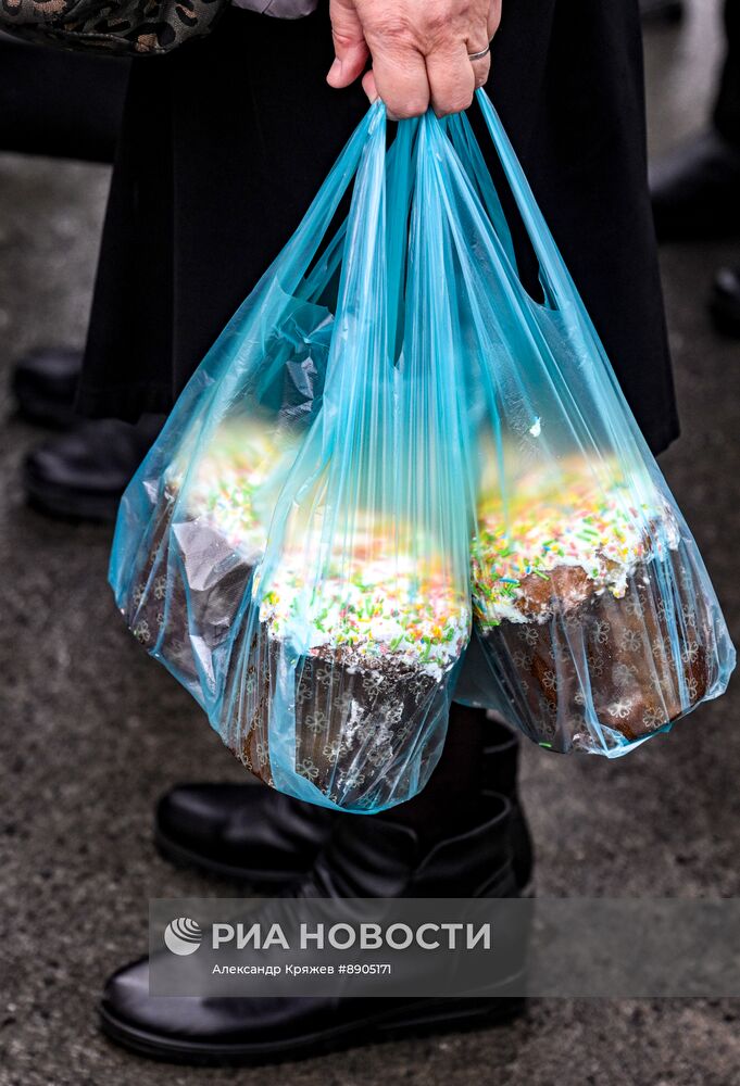 Освящение пасхальных куличей и яиц в Новосибирске