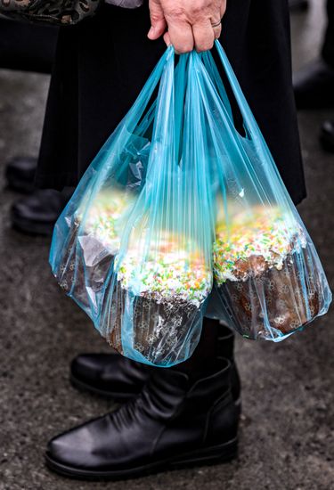 Освящение пасхальных куличей и яиц в Новосибирске