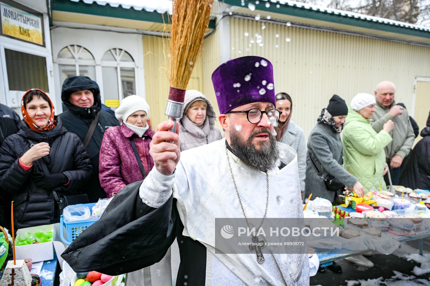 Освящение пасхальных куличей и яиц в Новосибирске