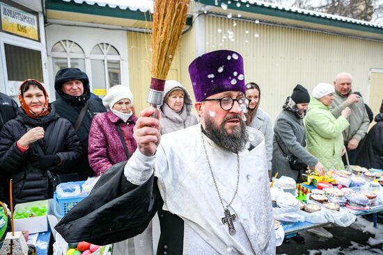 Освящение пасхальных куличей и яиц в Новосибирске