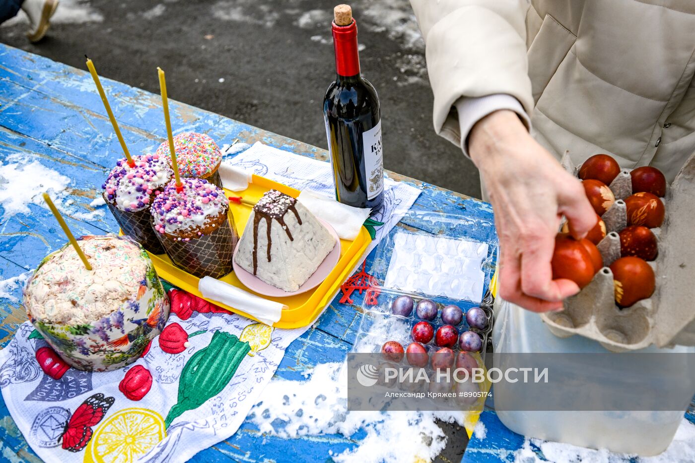Освящение пасхальных куличей и яиц в Новосибирске