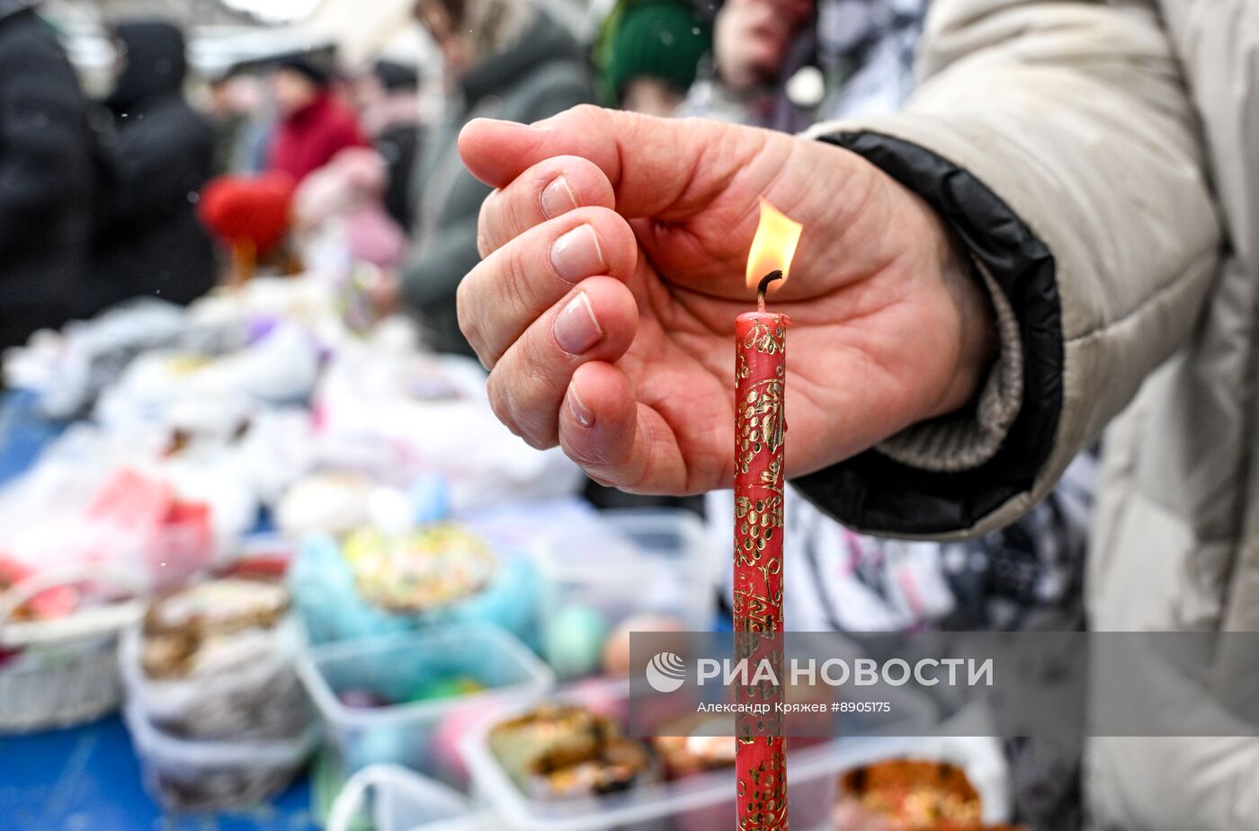 Освящение пасхальных куличей и яиц в Новосибирске