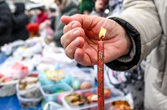 Освящение пасхальных куличей и яиц в Новосибирске