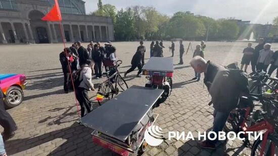 Старт путешествия бельгийца Клода Бруира на велосипеде из Брюсселя в Шанхай через Москву