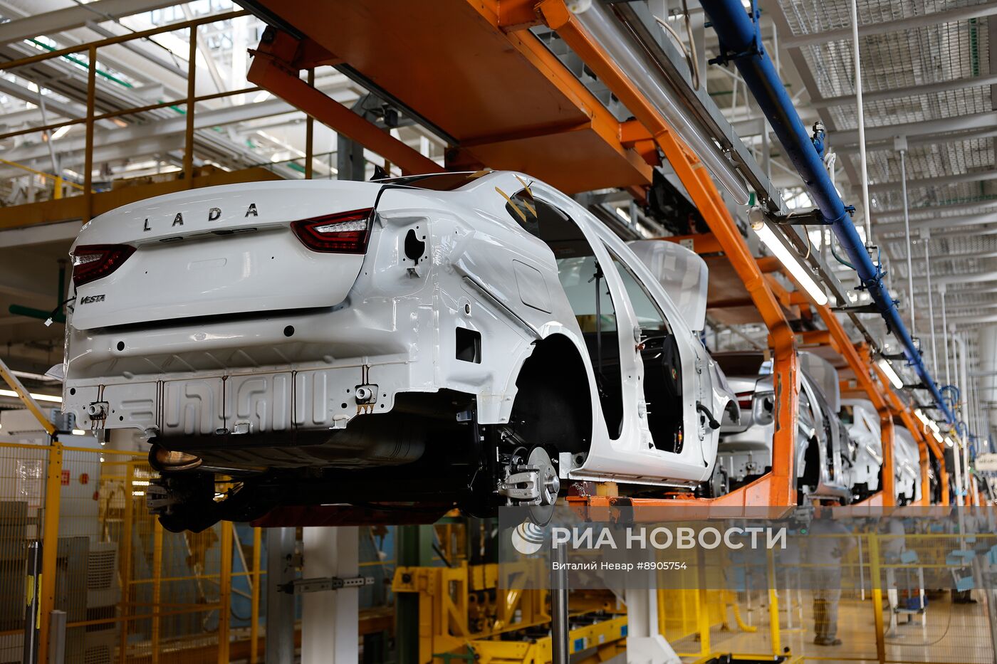 Производство автомобилей на заводе "АвтоВАЗ"