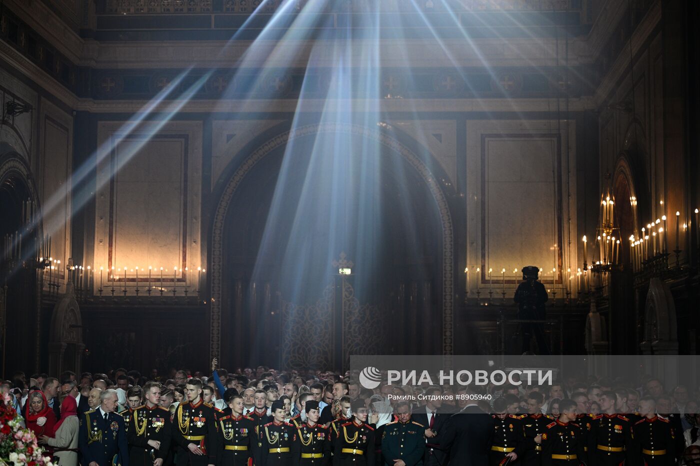 Пасхальное богослужение в храме Христа Спасителя