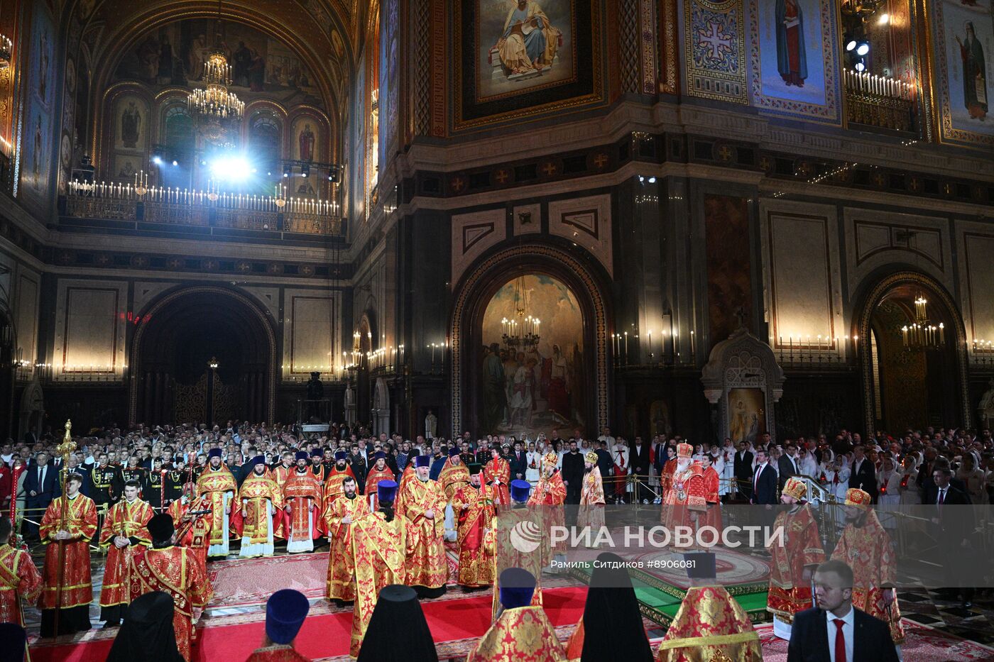 Пасхальное богослужение в храме Христа Спасителя