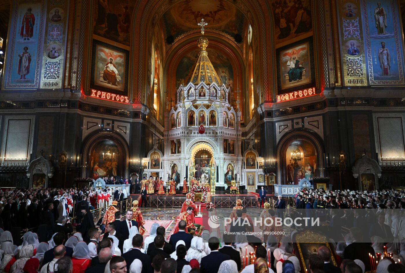 Пасхальное богослужение в храме Христа Спасителя
