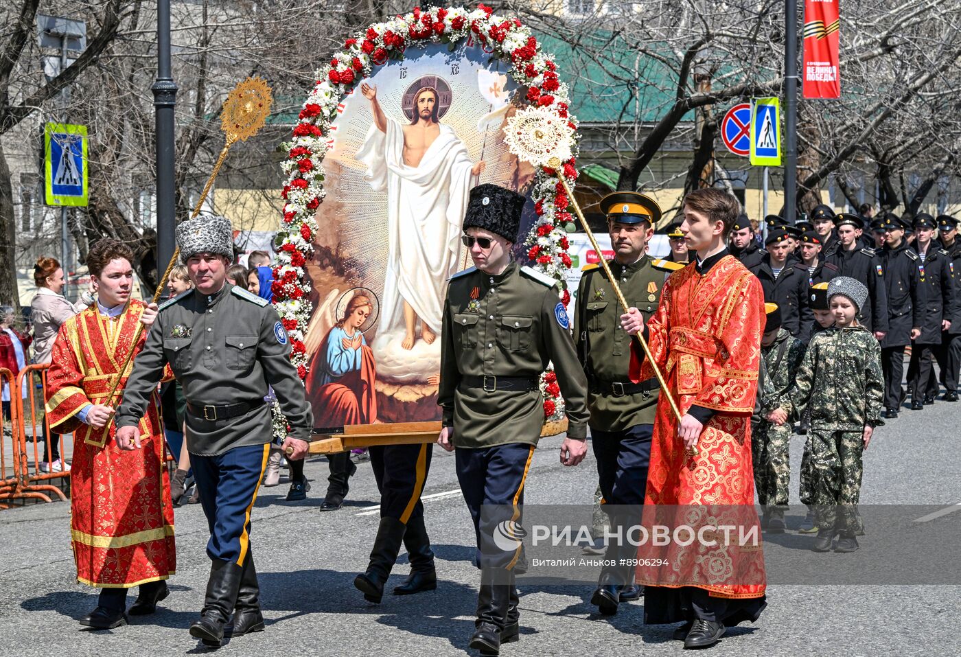 Пасхальный крестный ход во Владивостоке