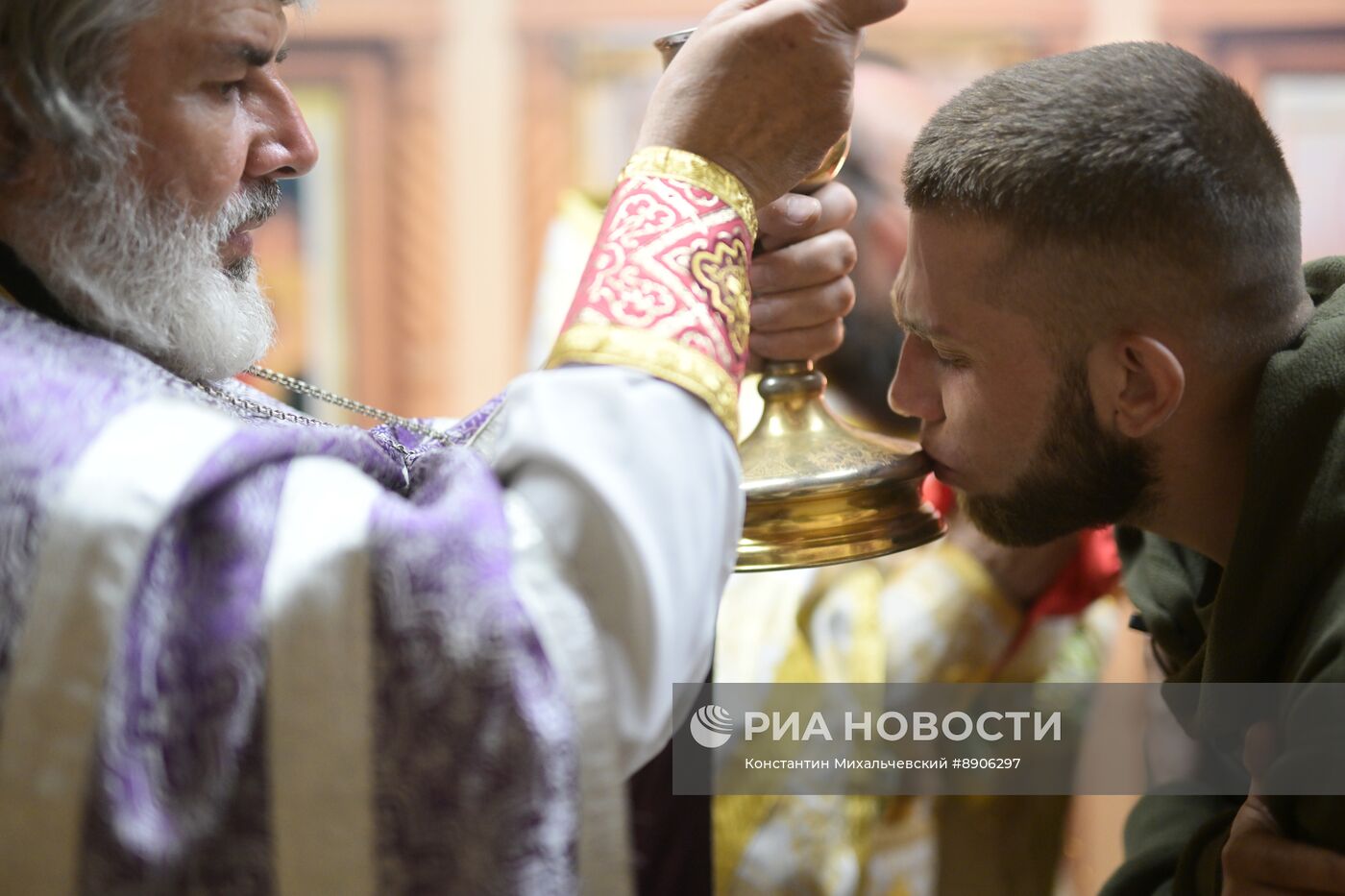 Пасхальная служба в блиндажном храме в Запорожской области