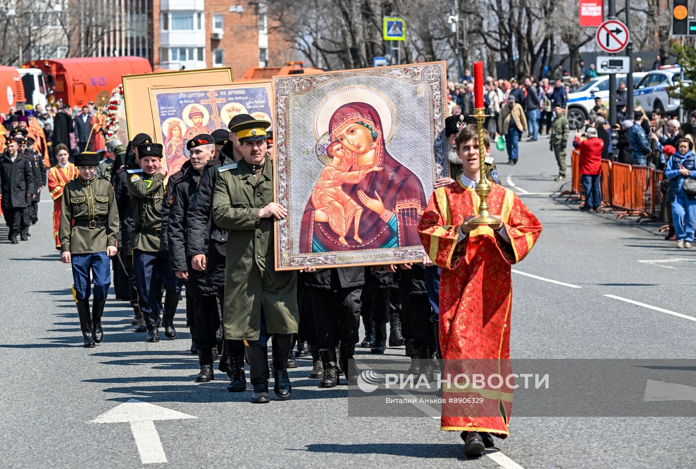 Пасхальный крестный ход во Владивостоке