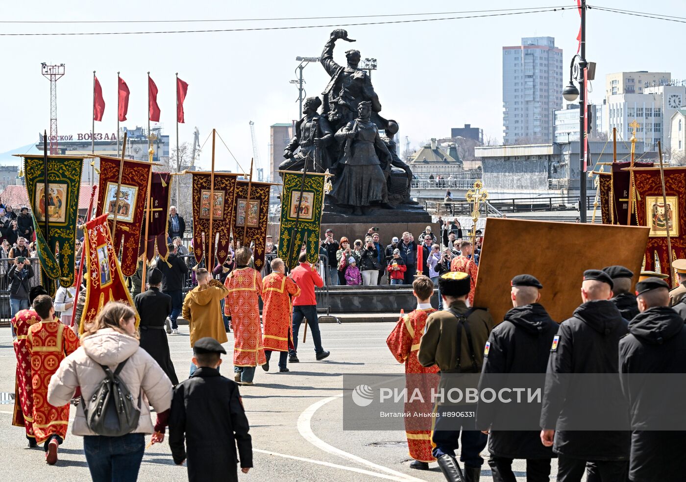 Пасхальный крестный ход во Владивостоке