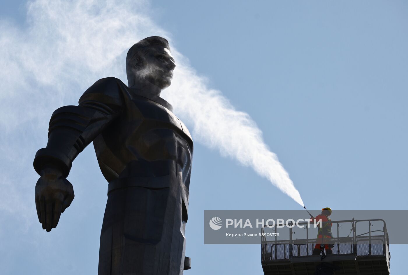 Промывка памятника Ю.А. Гагарину