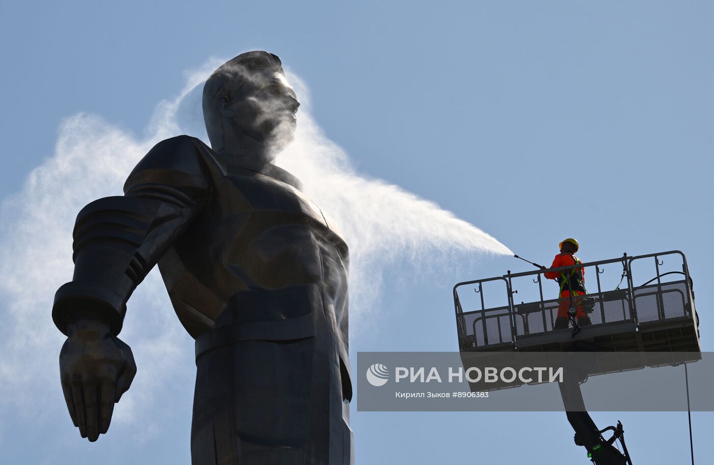 Промывка памятника Ю.А. Гагарину