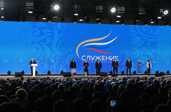 Президент Владимир Путин выступил на церемонии награждения лауреатов премии "Служение"