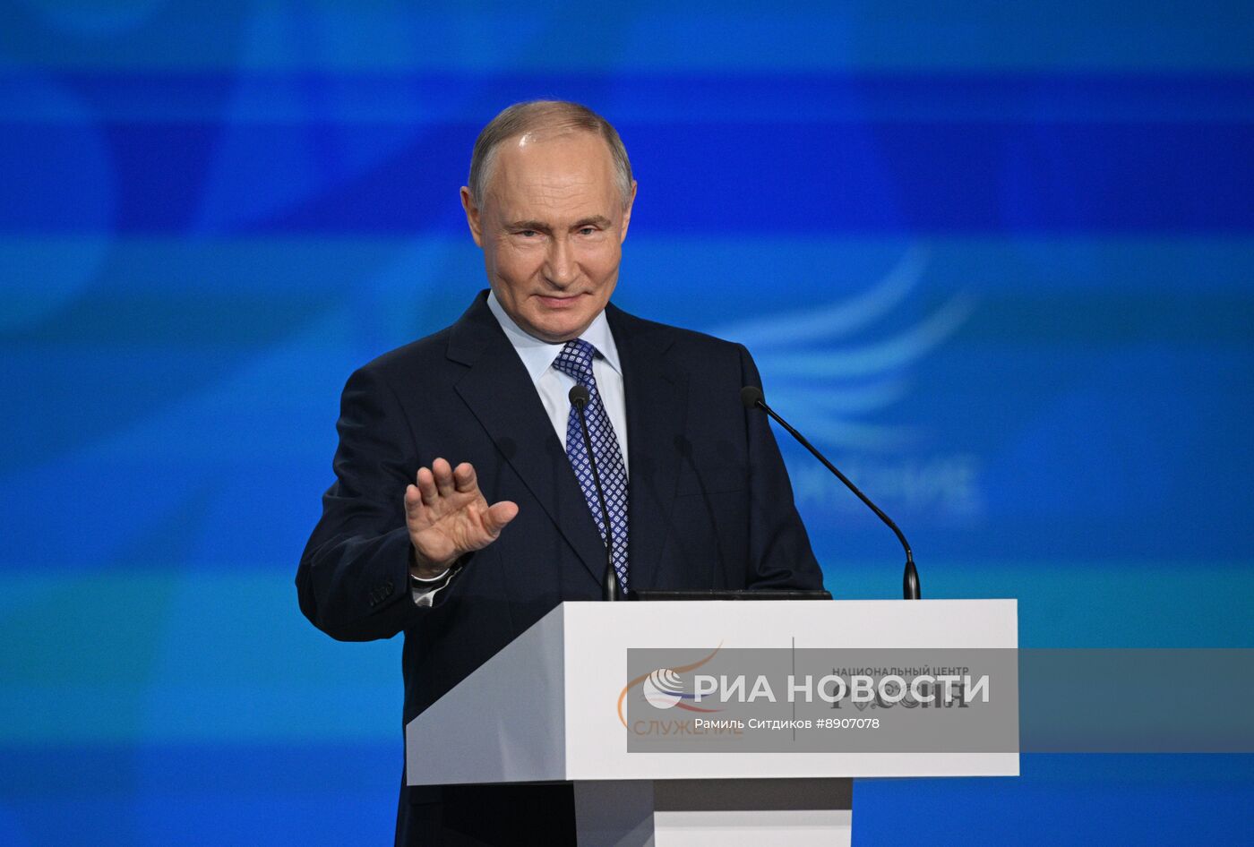 Президент Владимир Путин выступил на церемонии награждения лауреатов премии "Служение"