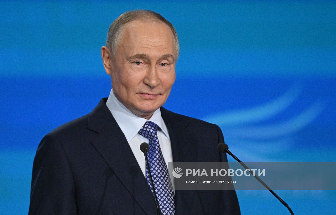 Президент Владимир Путин выступил на церемонии награждения лауреатов премии "Служение"