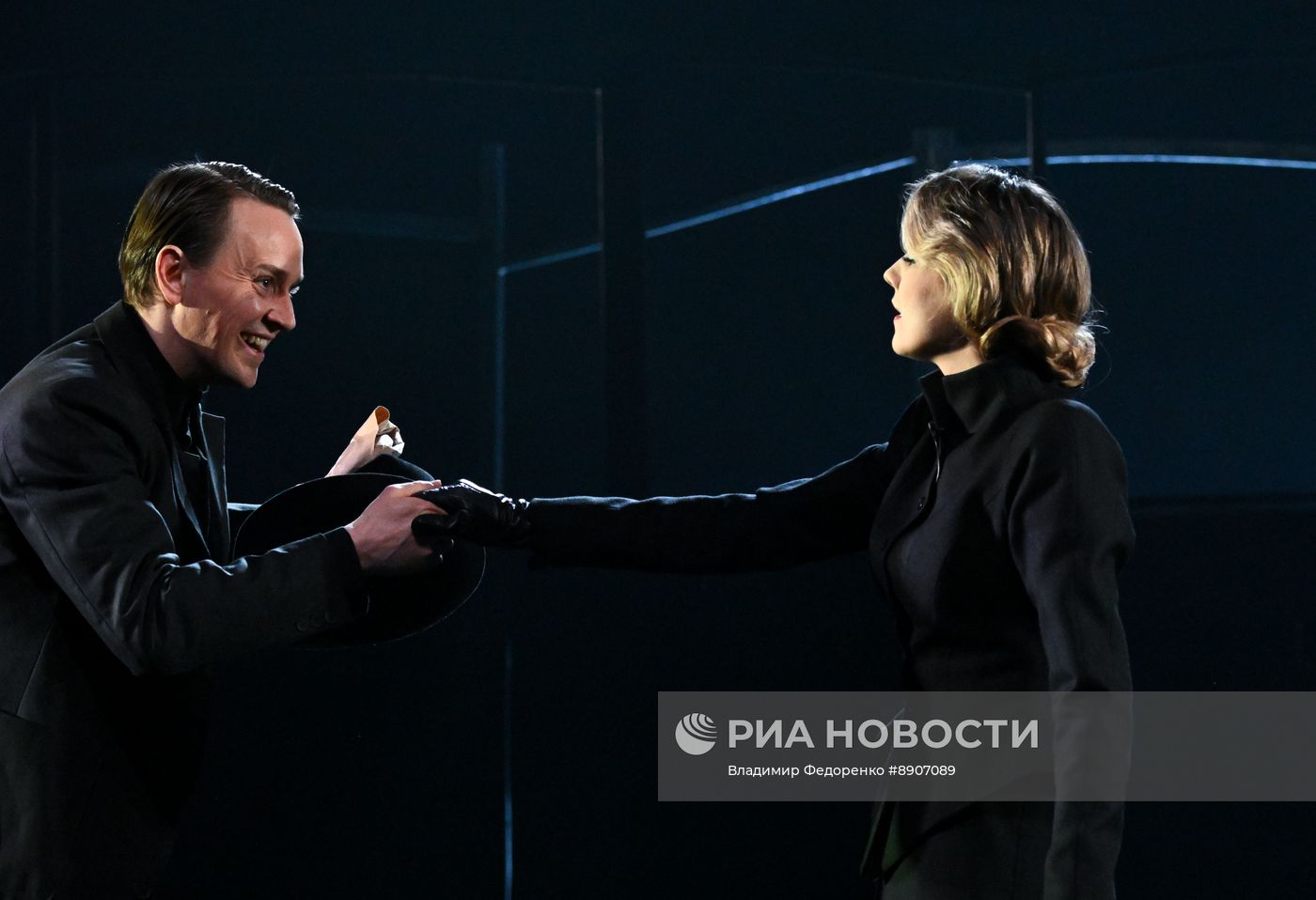 Спектакль "Светит да не греет" в театре им. Е. Вахтангова