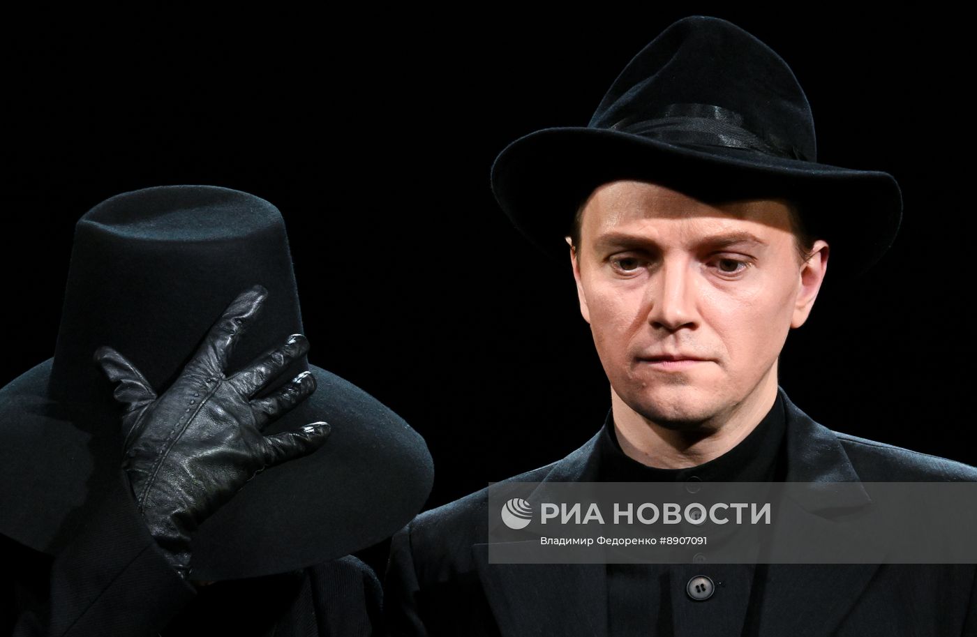 Спектакль "Светит да не греет" в театре им. Е. Вахтангова