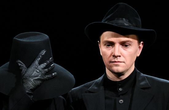 Спектакль "Светит да не греет" в театре им. Е. Вахтангова