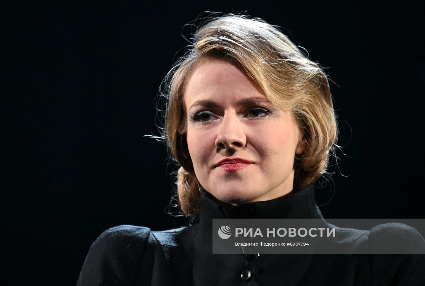 Спектакль "Светит да не греет" в театре им. Е. Вахтангова