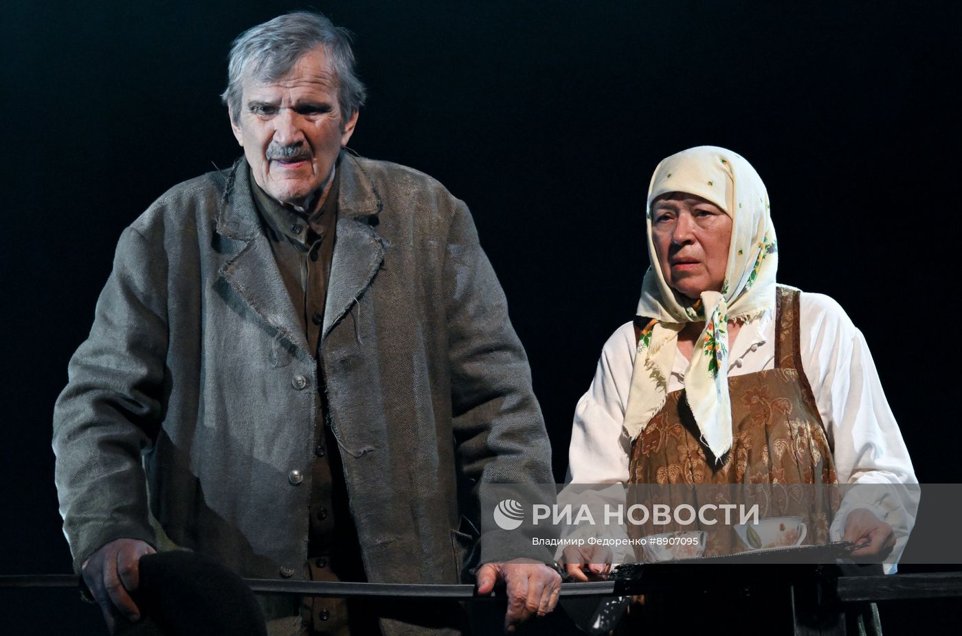 Спектакль "Светит да не греет" в театре им. Е. Вахтангова