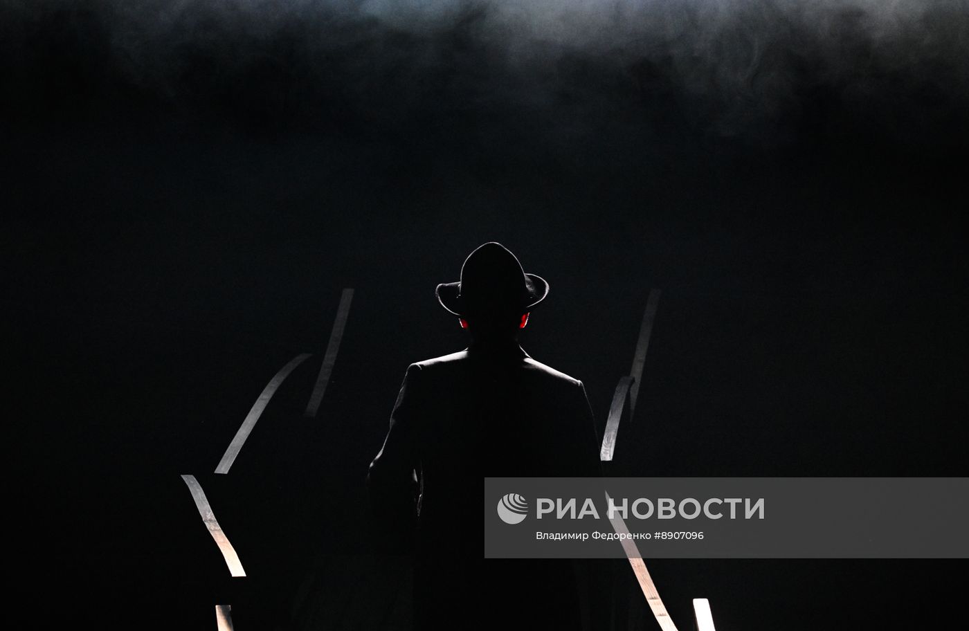 Спектакль "Светит да не греет" в театре им. Е. Вахтангова