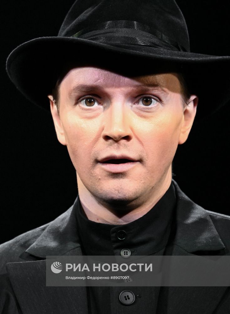 Спектакль "Светит да не греет" в театре им. Е. Вахтангова