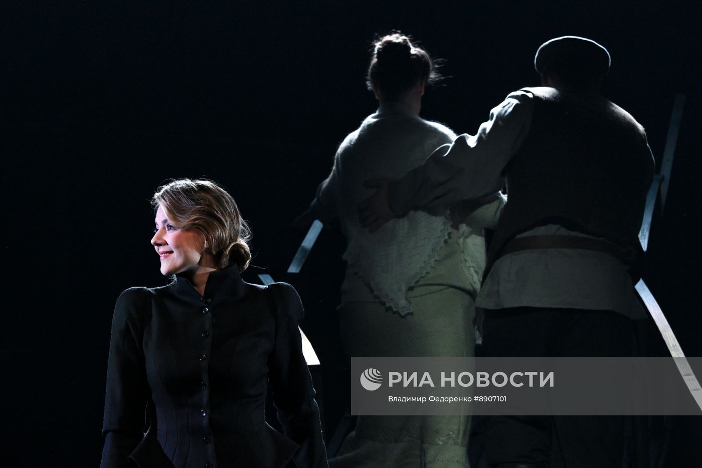 Спектакль "Светит да не греет" в театре им. Е. Вахтангова