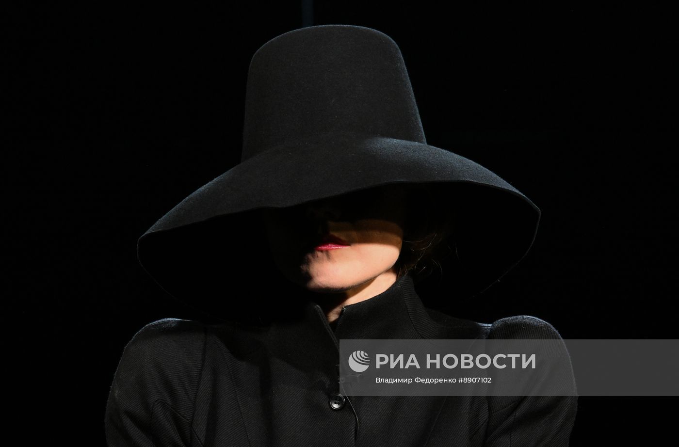Спектакль "Светит да не греет" в театре им. Е. Вахтангова
