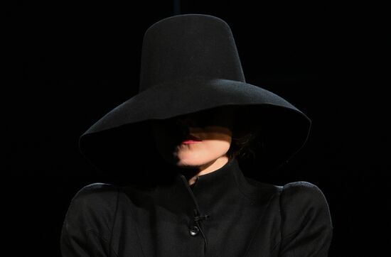 Спектакль "Светит да не греет" в театре им. Е. Вахтангова