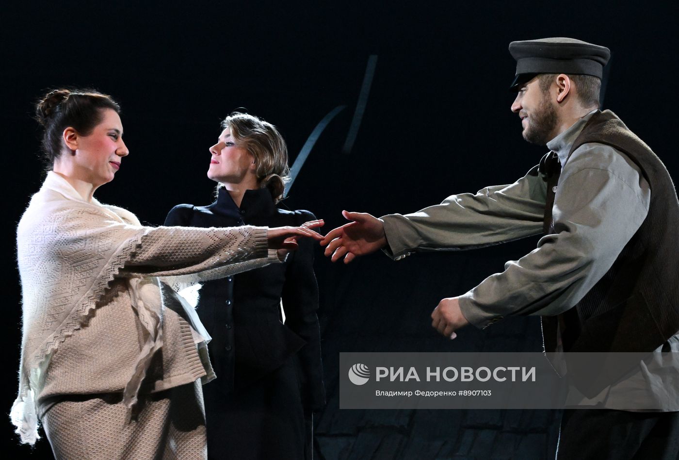 Спектакль "Светит да не греет" в театре им. Е. Вахтангова