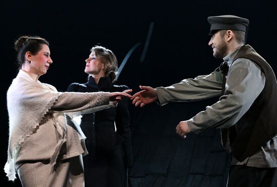 Спектакль "Светит да не греет" в театре им. Е. Вахтангова