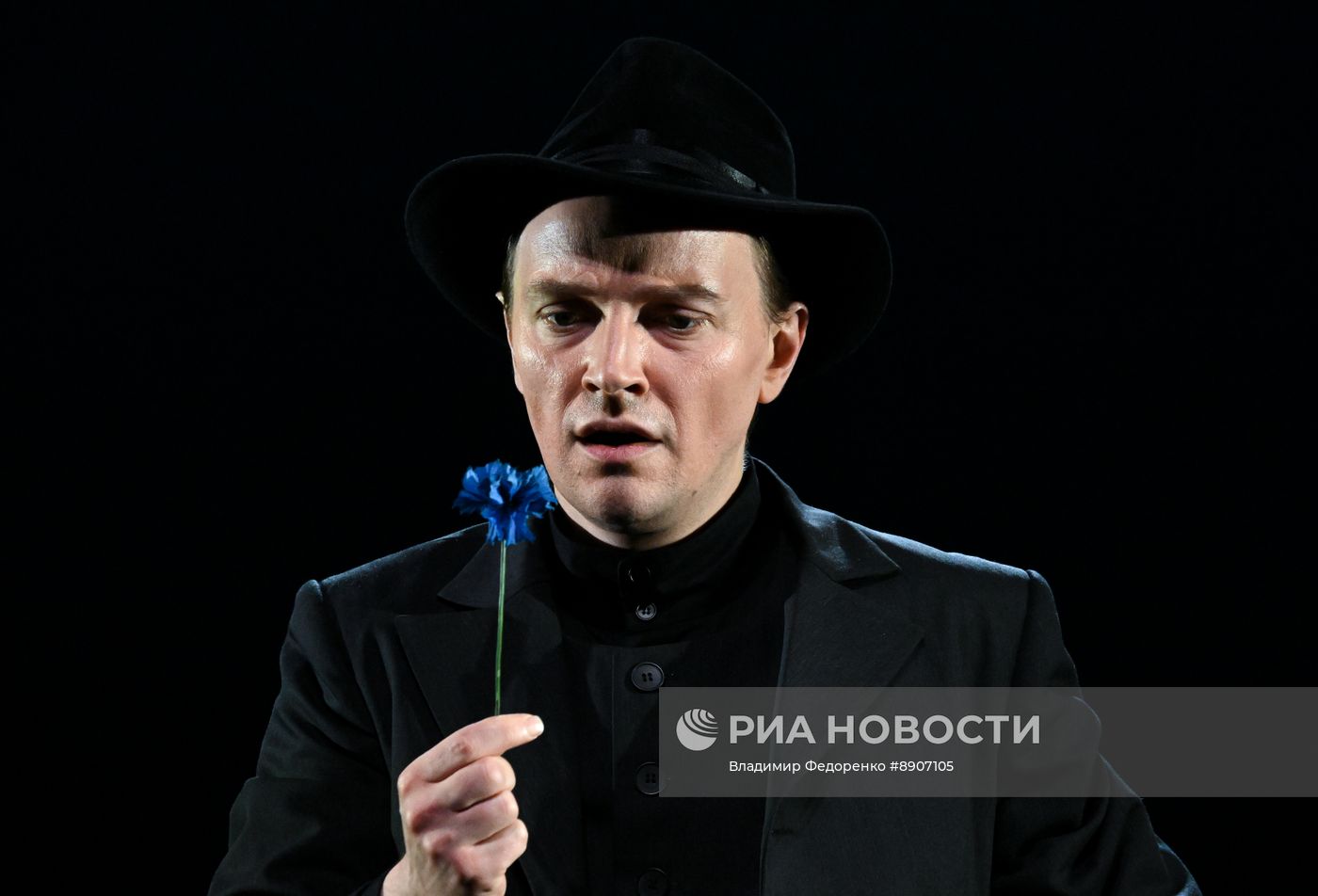 Спектакль "Светит да не греет" в театре им. Е. Вахтангова