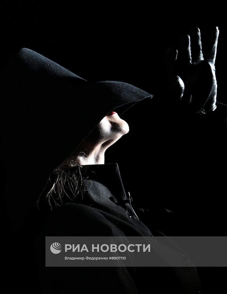 Спектакль "Светит да не греет" в театре им. Е. Вахтангова