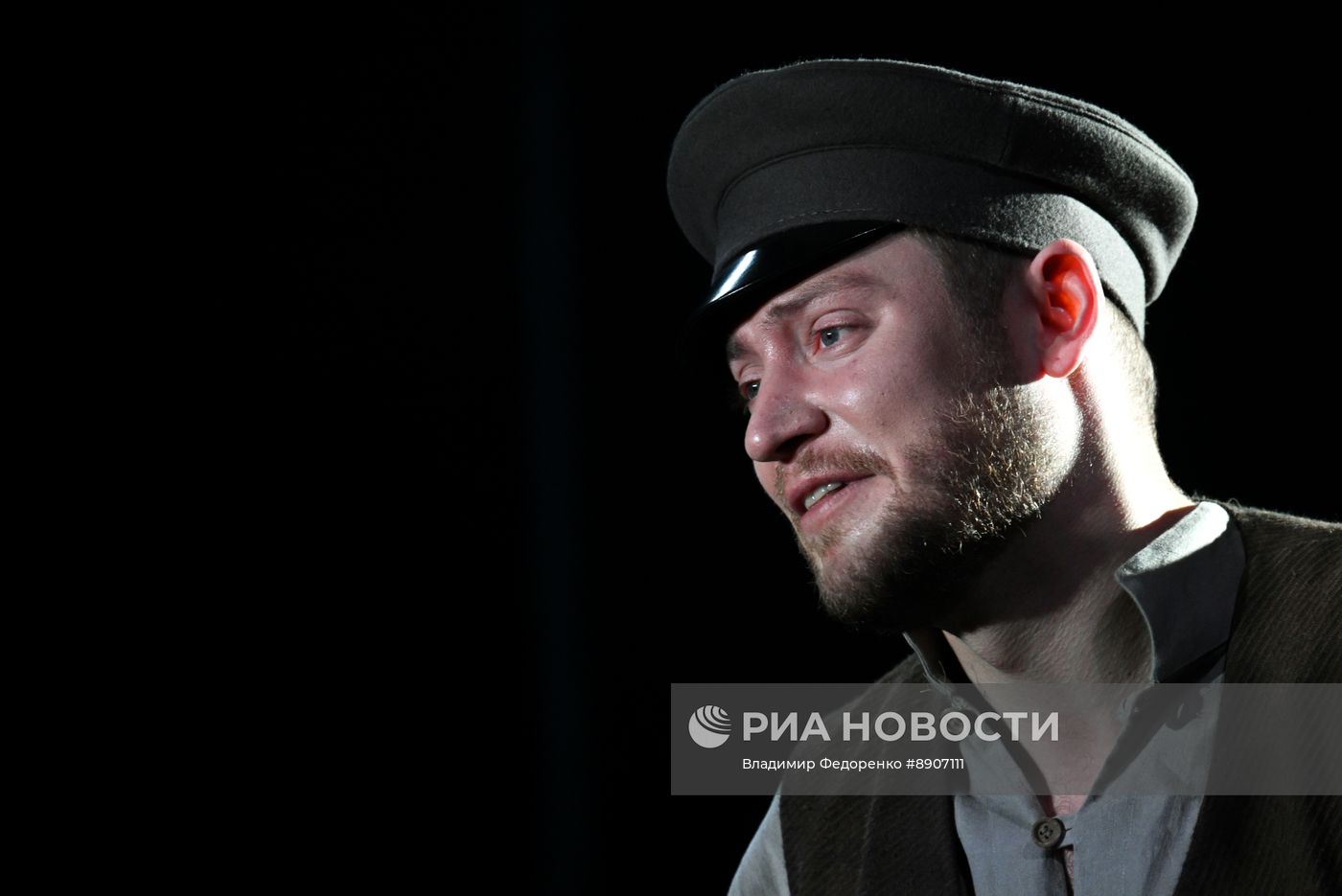 Спектакль "Светит да не греет" в театре им. Е. Вахтангова