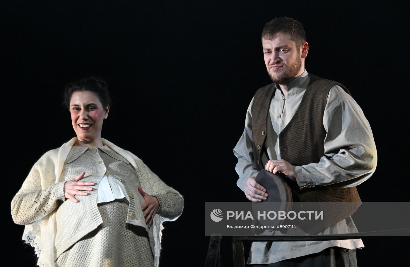 Спектакль "Светит да не греет" в театре им. Е. Вахтангова