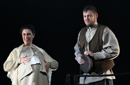 Спектакль "Светит да не греет" в театре им. Е. Вахтангова