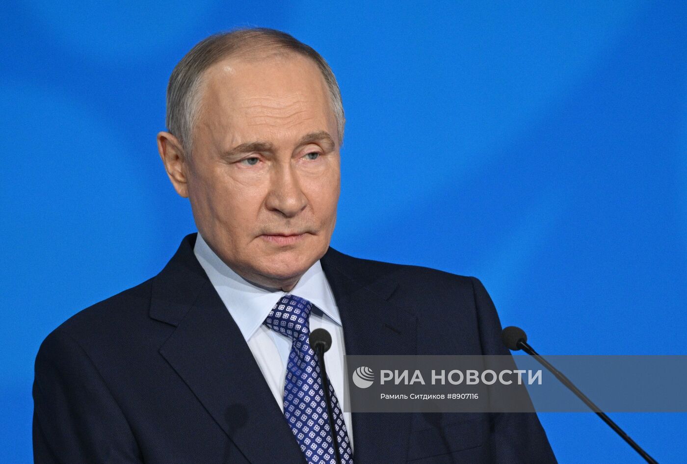 Президент Владимир Путин выступил на церемонии награждения лауреатов премии "Служение"