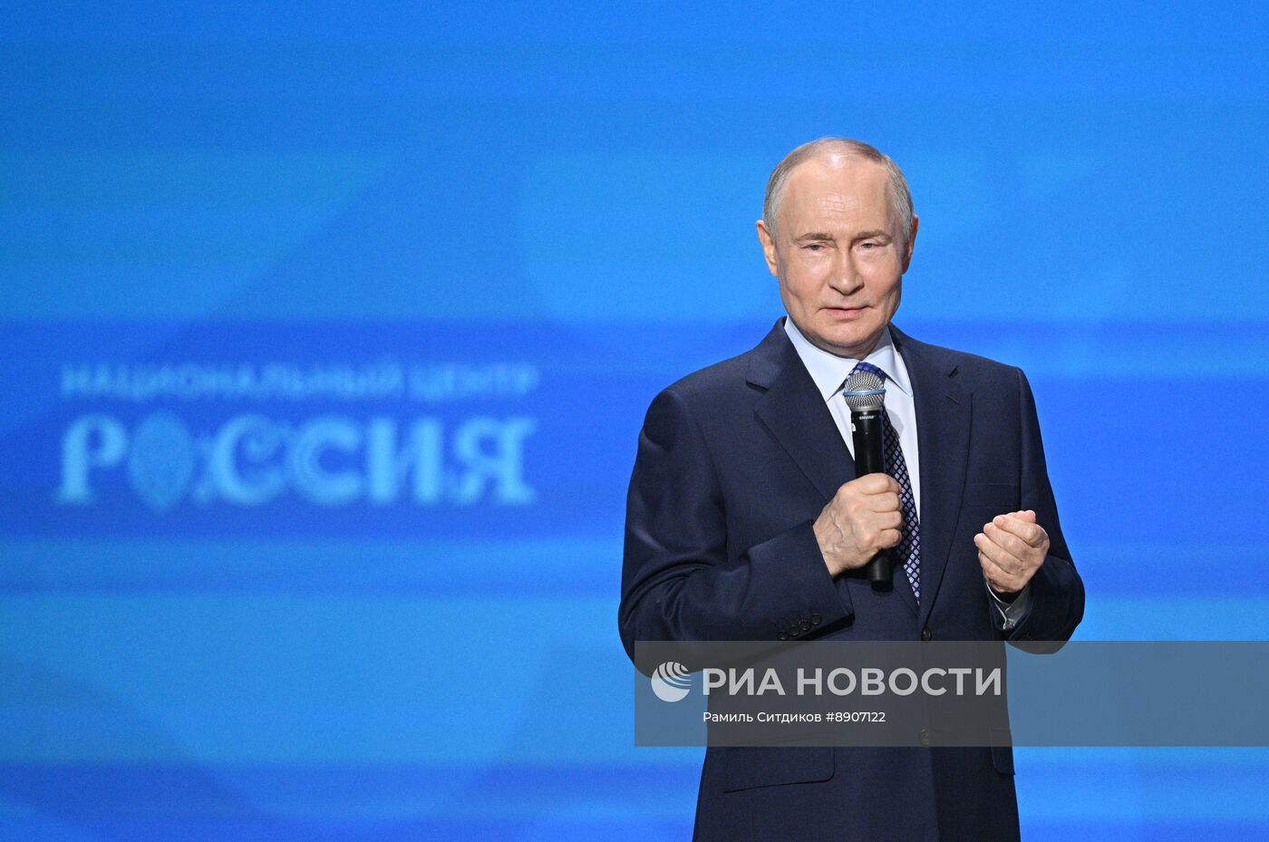 Президент Владимир Путин выступил на церемонии награждения лауреатов премии "Служение"