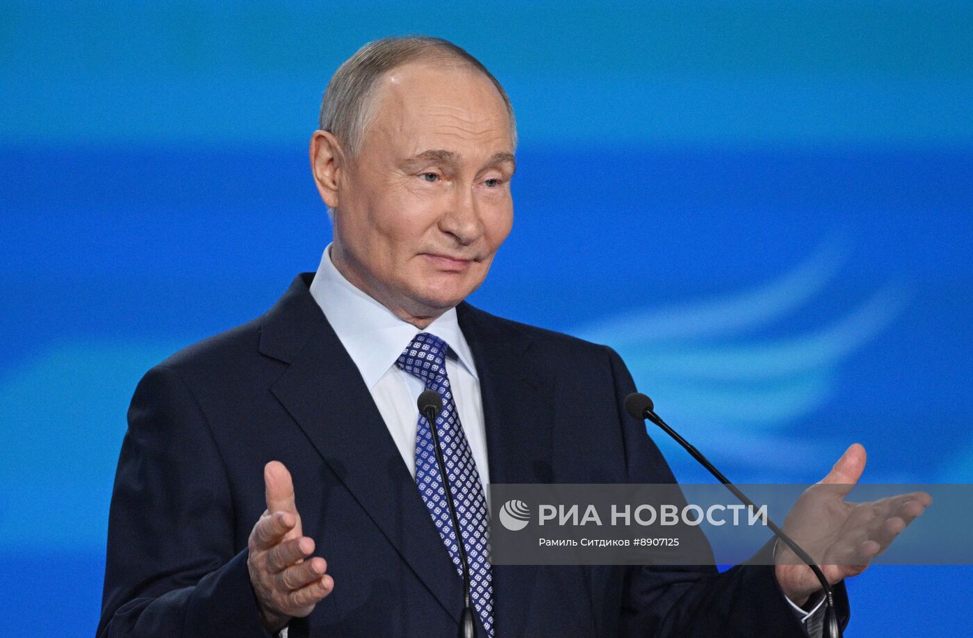 Президент Владимир Путин выступил на церемонии награждения лауреатов премии "Служение"