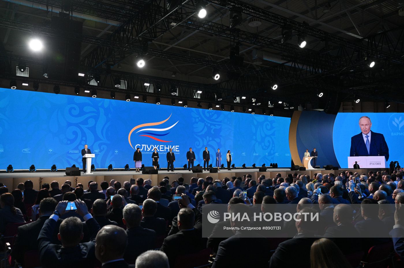 Президент Владимир Путин выступил на церемонии награждения лауреатов премии "Служение"