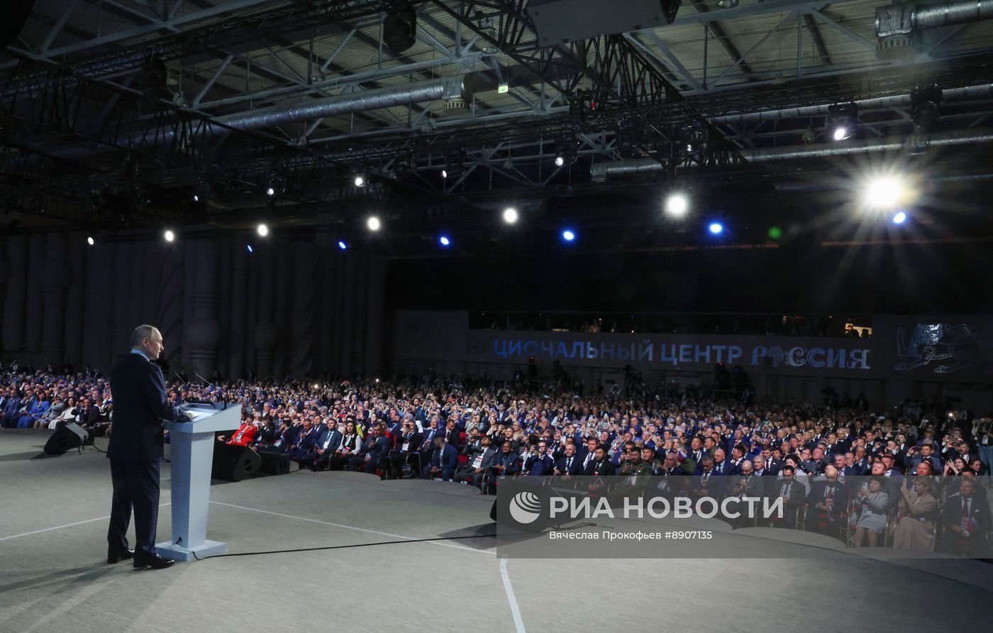 Президент Владимир Путин выступил на церемонии награждения лауреатов премии "Служение"