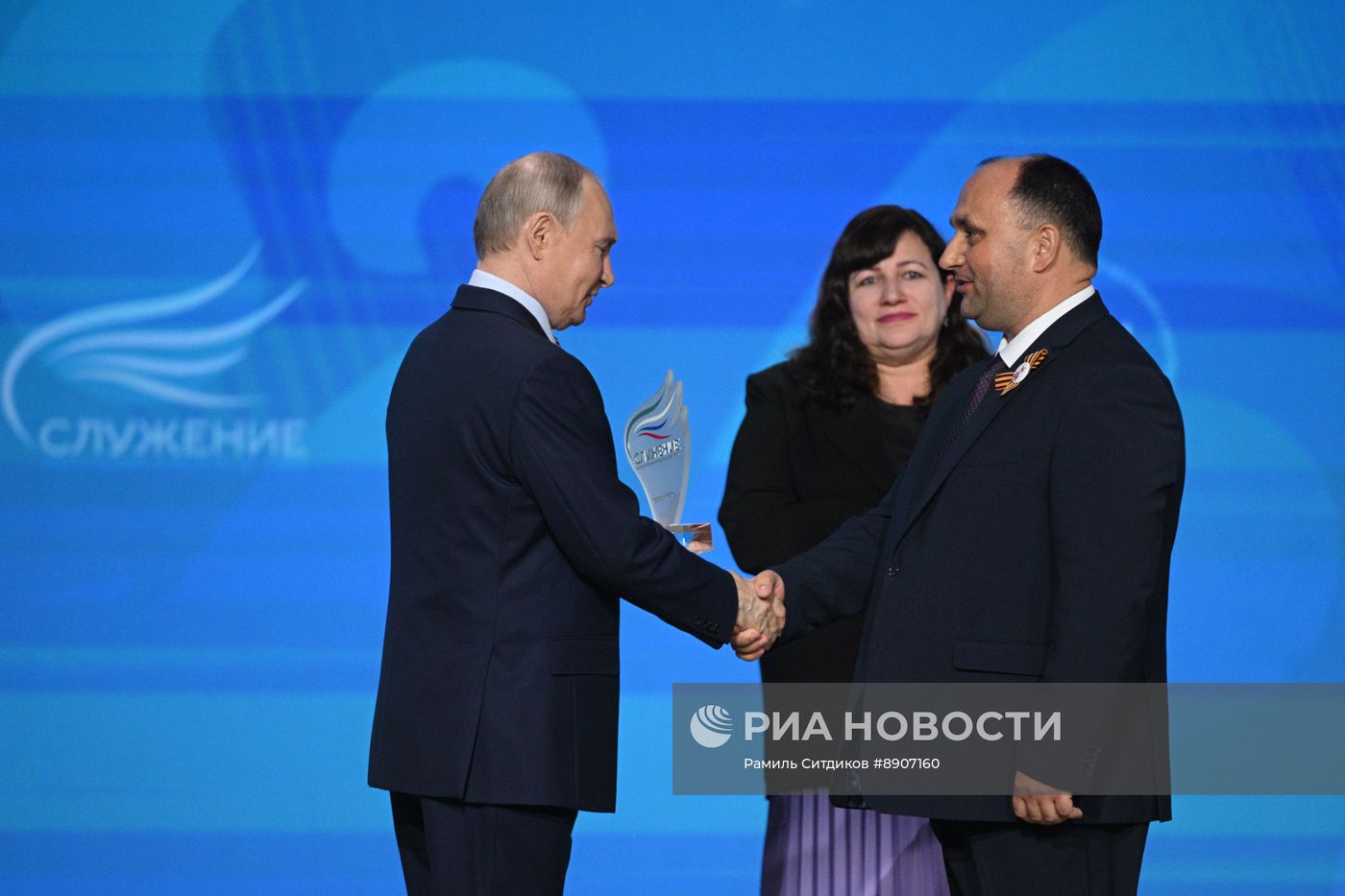 Президент Владимир Путин выступил на церемонии награждения лауреатов премии "Служение"
