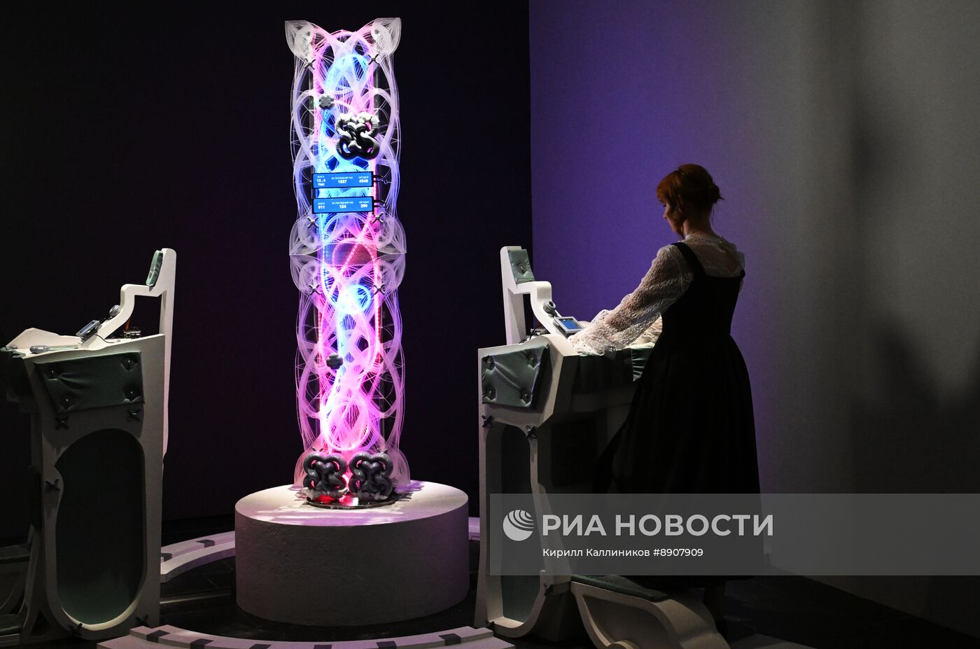 Выставка "Человек и нейросети: кто кого создает?"