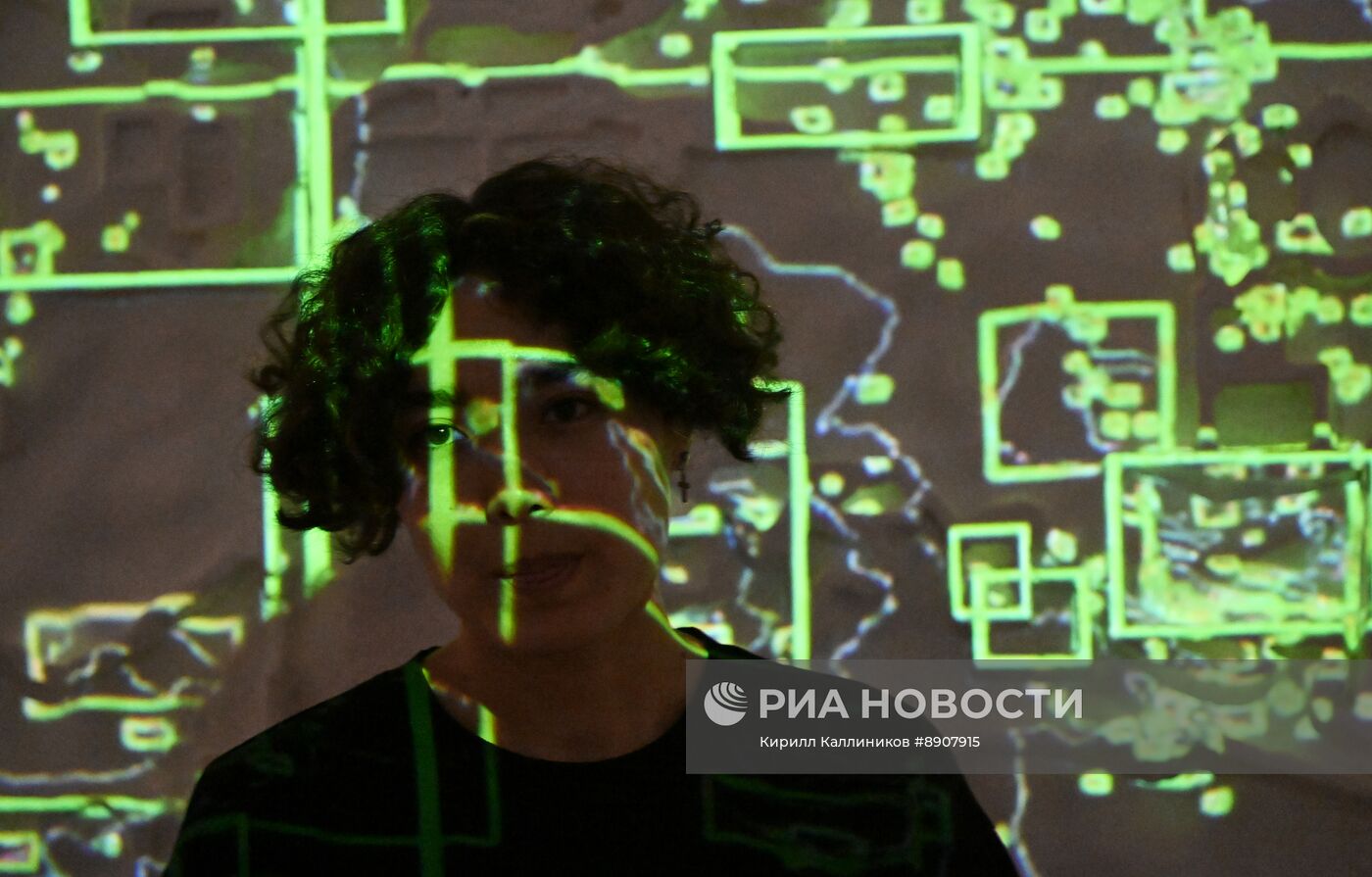 Выставка "Человек и нейросети: кто кого создает?"