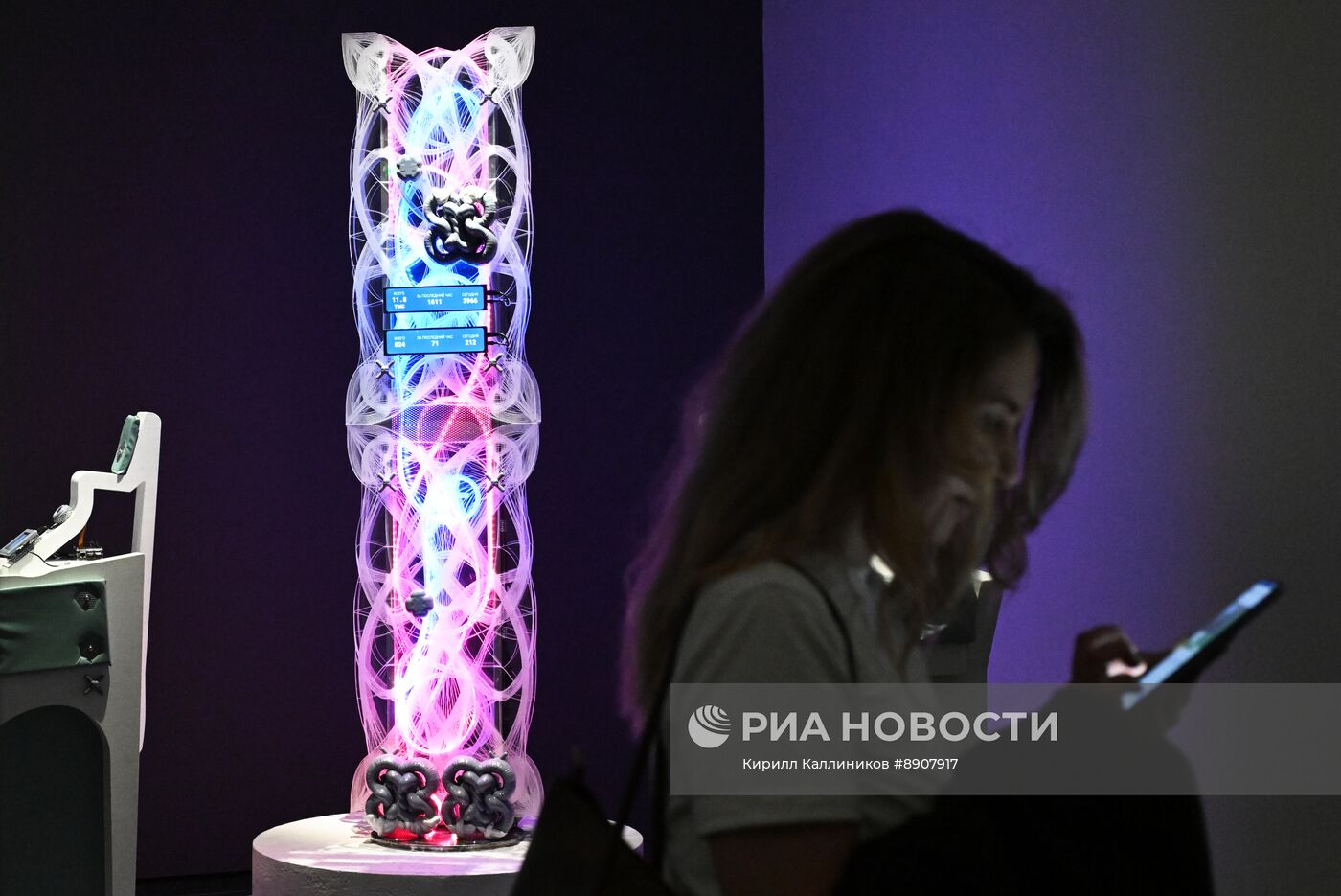 Выставка "Человек и нейросети: кто кого создает?"