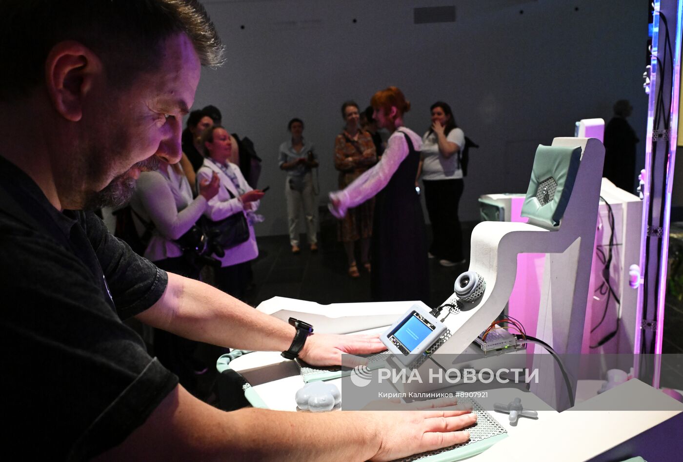 Выставка "Человек и нейросети: кто кого создает?"