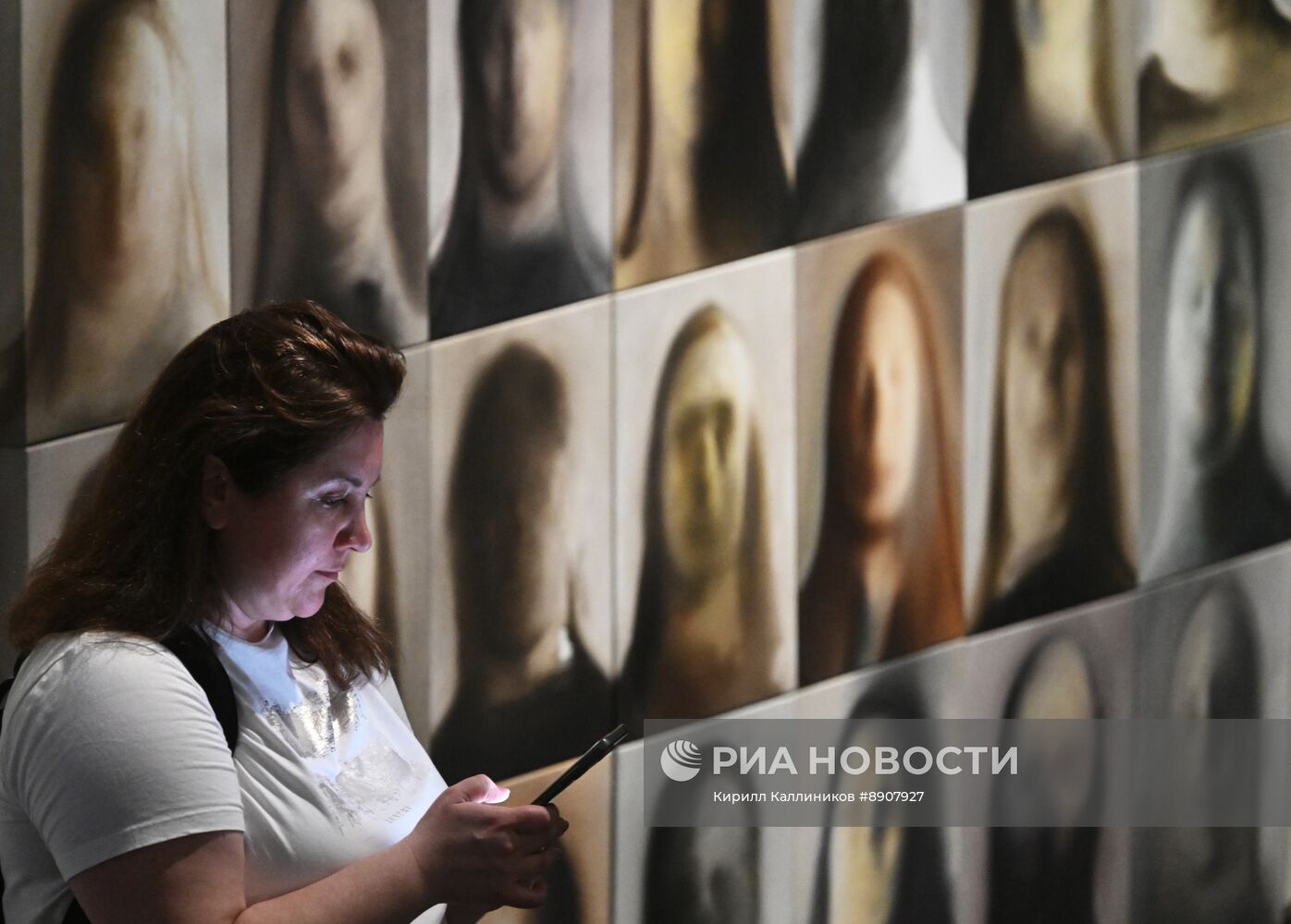 Выставка "Человек и нейросети: кто кого создает?"