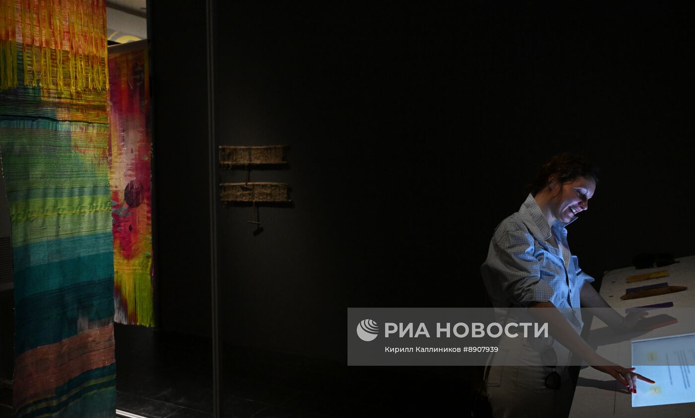Выставка "Человек и нейросети: кто кого создает?"